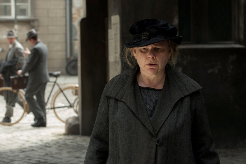 Minna Ritter (Hildegard Schroedter) im Hinterhof. – Bild: Frédéric Batier/​X Filme
