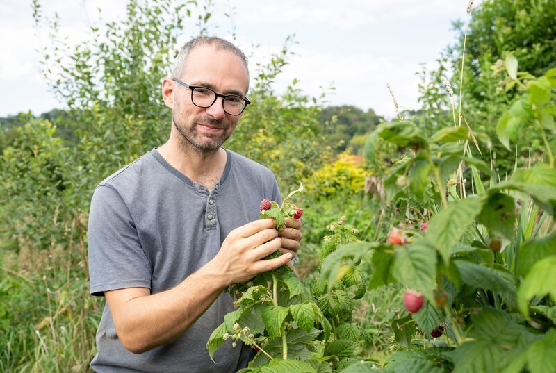 Zum Finale geht es nach Warburg in Ostwestfalen. Auf 10.000 qm legt Torben Sauerland einen essbaren Waldgarten an. Nach den Regeln der Permakultur soll hier ein sich selbst erhaltendes Ökosystem entstehen, in dem der Minimalist im selbst gebauten 15qm Tiny Haus aus Lehm auch leben möchte. Der ehemalige IT-Projektmanager hat sein Leben komplett umgekrempelt, den Job an den Nagel gehängt, um im Einklang mit der Natur leben zu können. – Bild: WDR/​Melanie Grande
