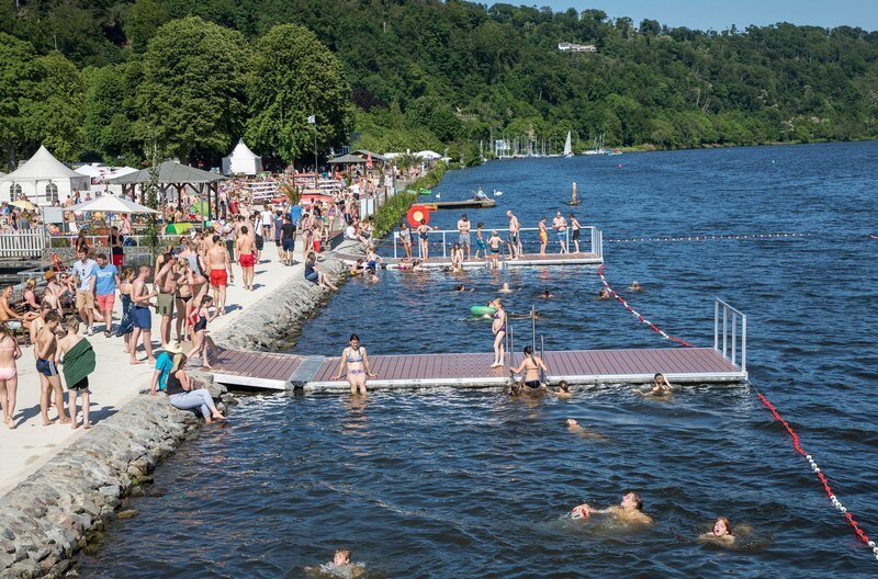 Vom Kohlenpott zur grünen Lunge – keine Region in NRW hat sich in den letzten Jahrzehnten so sehr verändert wie das Ruhrgebiet. Auf geht es zu einer spannenden Entdeckungsreise – zum Beispiel zum Baldeneysee. Dem Naherholungsgebiet in Essen mit italienischem Flair. – Bild: WDR/​imago/​Jochen Tack