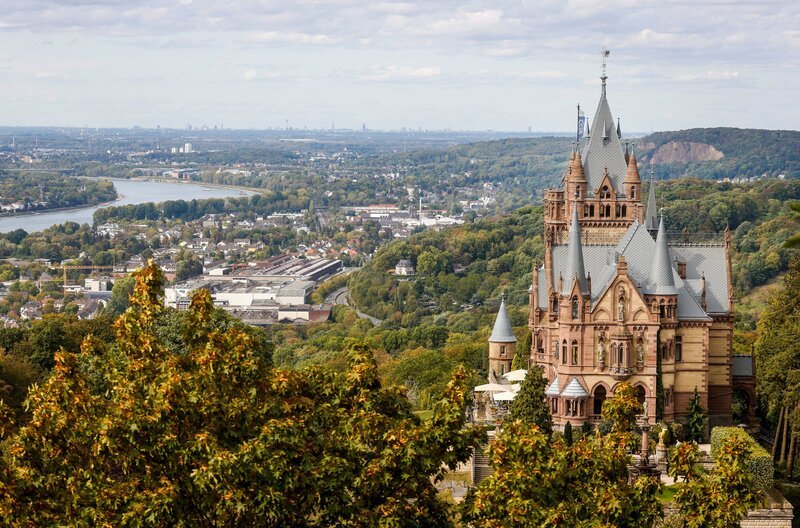 Vater Rhein ist der Reiseführer auf einer unterhaltenden Tour durch die Kölner Bucht. Vorbei an Schloss Drachenburg und dem Drachenfels geht’s in die Region mit den vier „K“s – Kultur, Kirche, Kölsch und Karneval. – Bild: WDR/​picture alliance/​Rupert Ober