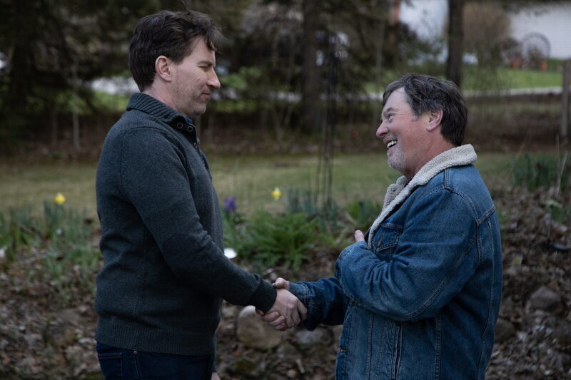 Zwei Männer geben sich die Hand – Bild: zlwFmental /​ DCL /​ Scott Brothers Entertainment