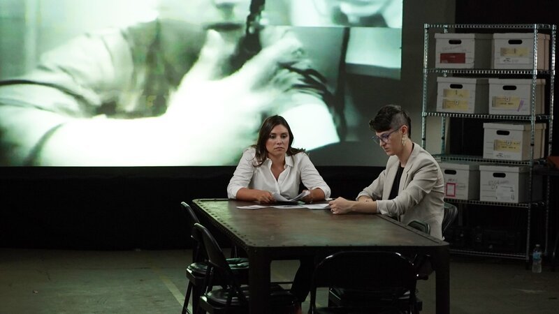 Investigators Tara and Lorraine sit down to discuss their notes on Edgewood in Los Angeles, CA. – Bild: Discovery Communications, LLC