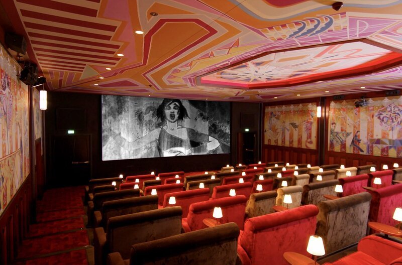Ein Denkmal seiner Zeit: Auch Saal 2 des Königlichen Theaters Tuschinski versprüht die Energie der frühen 1920er Jahre, als der Filmpalast eröffnet wurde. – Bild: SR/​DokFabrik