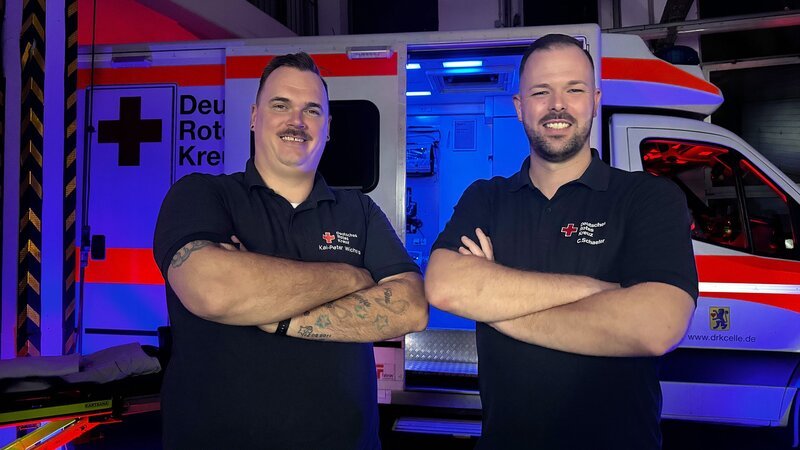 Der erste Einsatz Ort der Notfallsanitäter Kai-Peter Wichers (li.) und Carsten Schaefer aus Celle ist ein Fußballplatz. – Bild: RTLZWEI