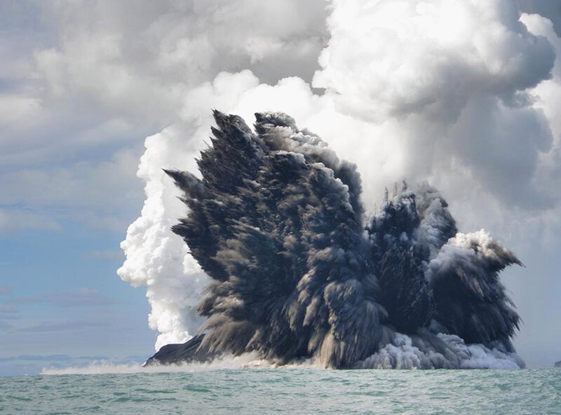 NUKU?ALOFA, TONGA  18. MÄRZ: Ein Unterwasservulkan vor der Küste von Tonga bricht aus und schleudert Dampfwolken, Asche und Rauch bis zu 100 Meter hoch in die Luft – Bild: RTL