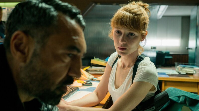 Polizistin Toni Brandner (Sarah Bauerett, re.) befragt Cuma Ozan (Mehmet Kurtuluş, li.). – Bild: ORF/​ARD Degeto/​UFA Fiction/​Roland Suso Richter