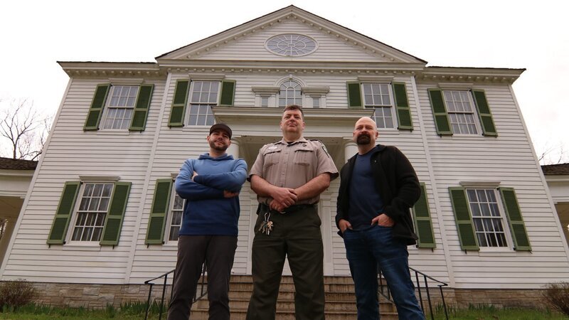 With the help of TAPS, Craig Pyles hopes to alleviate the concerns of his staff so they can work inside the Blennerhassett home. – Bild: Warner Bros. Discovery