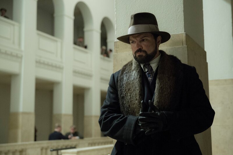 Der Armenier (Mišel Matičević, Mitte) ist der König der Berliner Unterwelt. – Bild: Frédéric Batier/​X Filme