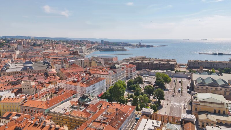 Luftaufnahme vom Stadtzentrum Triest – Bild: ServusTV /​ Alexander Tower
