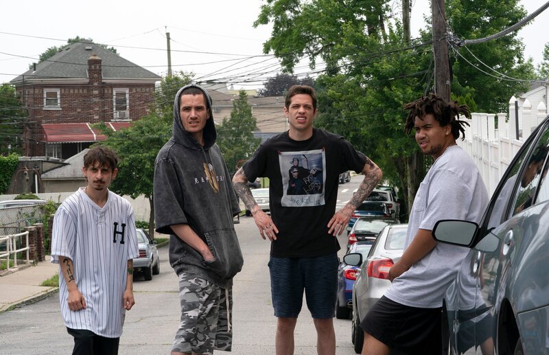  Moises Arias (Igor), Ricky Velez (Oscar), Pete Davidson (Scott Carlin), Lou Wilson (Richie). – Bild: ORF/​Universal Pictures/​Mary Cybulski