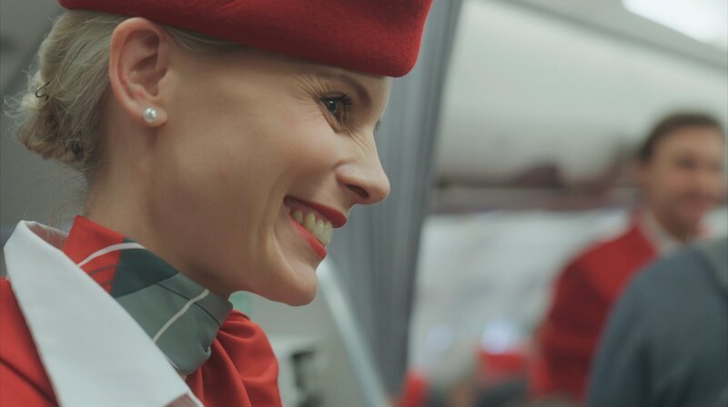 Nadine Vetter; Flugbegleiterin und Ausbilderin bei Austrian Airlines; nutzt ihre Blicke, um bei ihren Fluggästen Ängste oder Risiken für einen sicheren Flug zu erkennen. – Bild: HR/​Henning Sliwa
