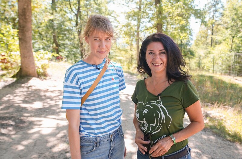 Nina Heins trifft Paula (re.) im Bärenreservat. – Bild: HR/​Jens Benner