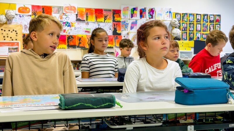 Theo in seiner Schulklasse. Wer kennt Wörter im Wiener Dialekt? – Bild: ORF/​Soleil Film