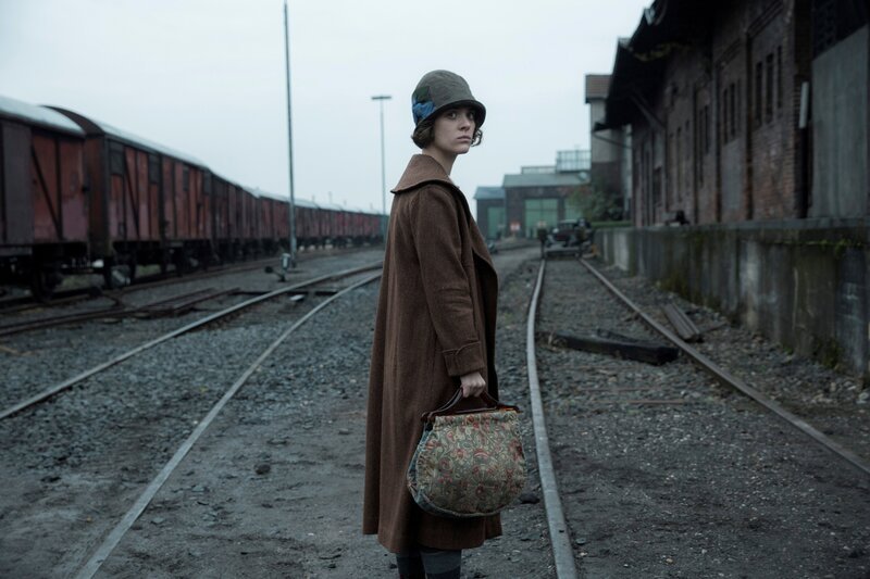 Ermittelt auf eigene Faust: Charlotte Ritter (Liv Lisa Fries). – Bild: Frédéric Batier/​X Filme