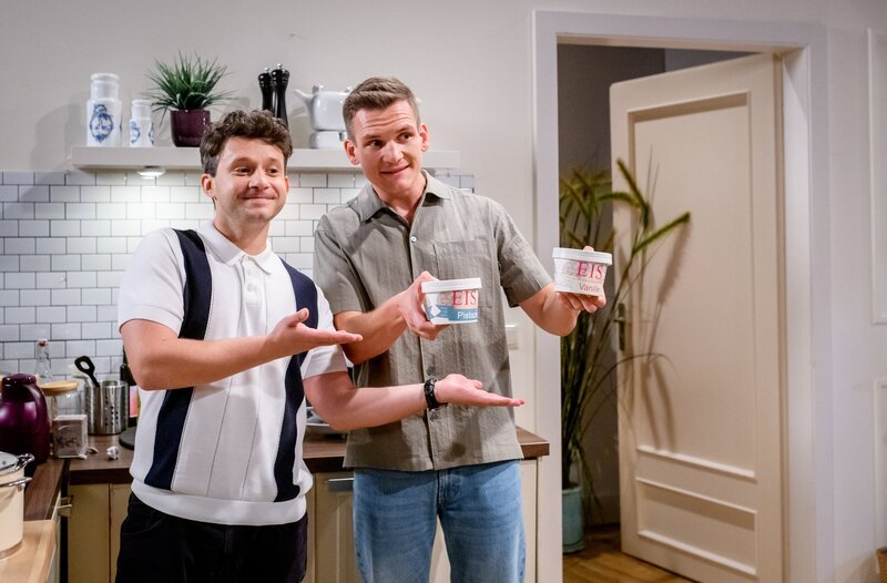 Fritz (Thimo Meitner, l.) und Marlon (Frederik Bott) haben einen gemeinsamen Pärchenabend organisiert. – Bild: ORF/​ARD/​Christof Arnold