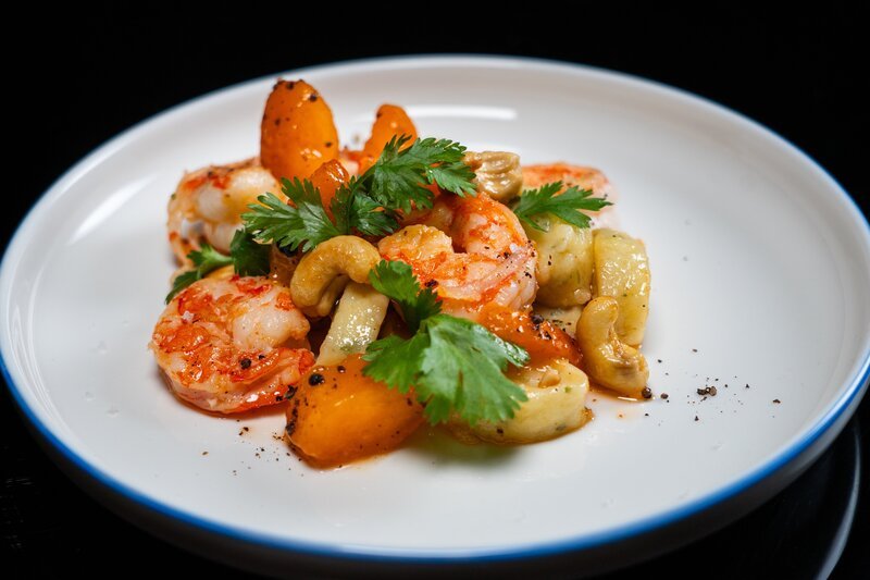 Resteverwertung auf höchstem Niveau: Garnelen-Gnocchi-Pfanne mit Pfeffer-Aprikosen. – Bild: Daniel Bechthold /​ BR, 2Bild TV.Events & Media GmbH