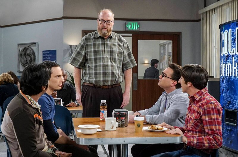 Während Raj (Kunal Nayyar, l.), Leonard (Johnny Galecki, 2.v.r.) und Howard (Simon Helberg, r.) Geologe Bert (Brian Posehn, M.) zu seiner Aufnahme im MacArthur Fellows-Programm gratulieren, schmollt Sheldon (Jim Parsons, 2.v.l.). – Bild: GLEN