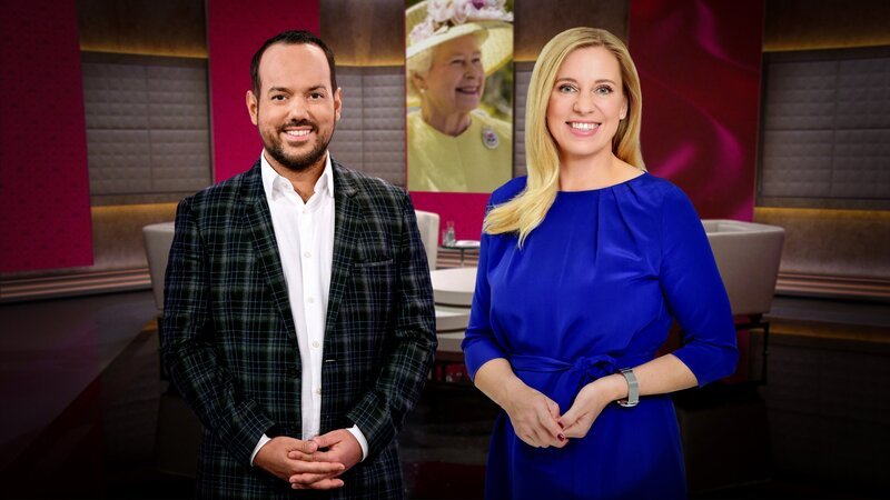 Susanne Höggerl und Patrick Budgen führen durch eine Sondersendung anlässlich des 100. Geburtstags der Queen. – Bild: ORF