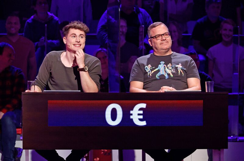 Rateteam-Kapitän Elton (r.) und der Influencer Falco Punch (l.) bilden ein Rateteam. – Bild: ARD/​Morris Mac Matzen