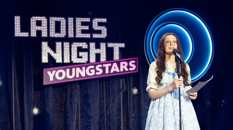 Mia Heuse betritt die Welt der Immobilienfinanzierung, in der sie lange glaubte, Bausparverträge seien ungefähr so real wie Monopoly-Geld. – Bild: WDR/​Melanie Grande