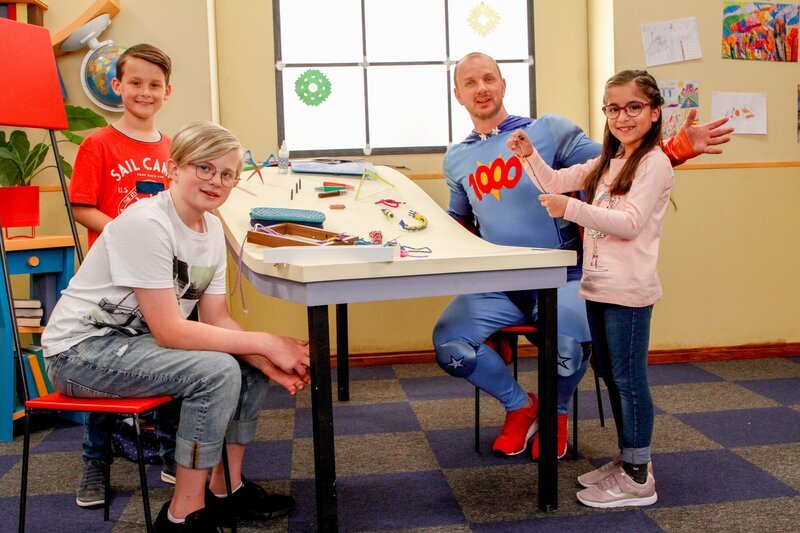 Magic Max mit Lennart, Simon und Emely. – Bild: ORF/​Tower10/​Kids TV/​Andreas Hagemann