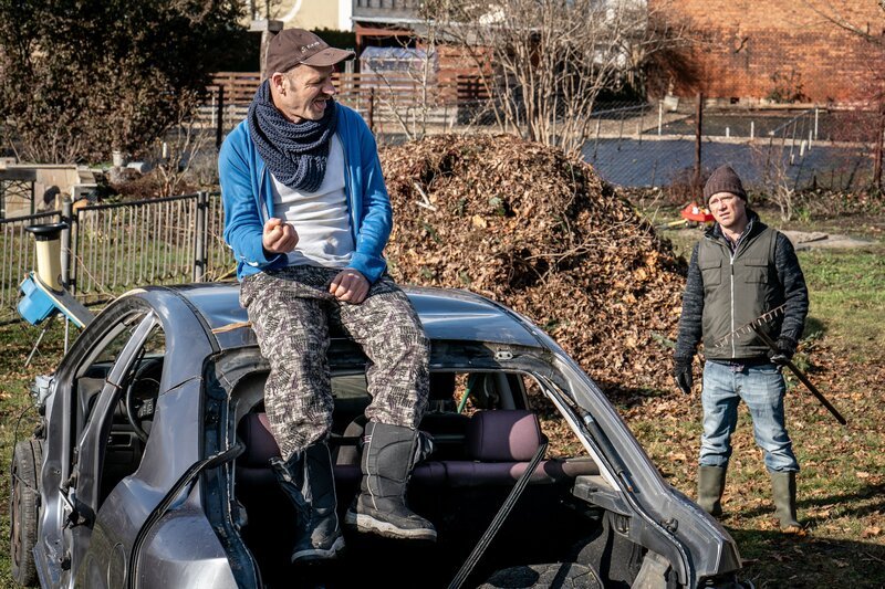 Rückblende: Torben Weise (Uwe Fischer, l.) terrorisiert nicht nur seine Nachbarn mit Lärm, Müll und Gestank, sondern er provoziert, beleidigt und stellt auch noch Ulf Höhne (Rainer Strecker, r.) vor der gesamten Nachbarschaft bloß. – Bild: ZDF und Uwe Frauendorf