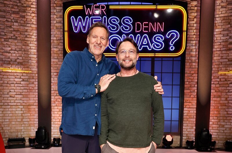 Treten bei „Wer weiß denn sowas?“ als Kandidaten an: Der Schauspieler und ehemaligen Bodybuilder Ralf Möller (l.) und der Schauspieler Thomas Kretschmann (r.). – Bild: ARD/​Morris Mac Matzen