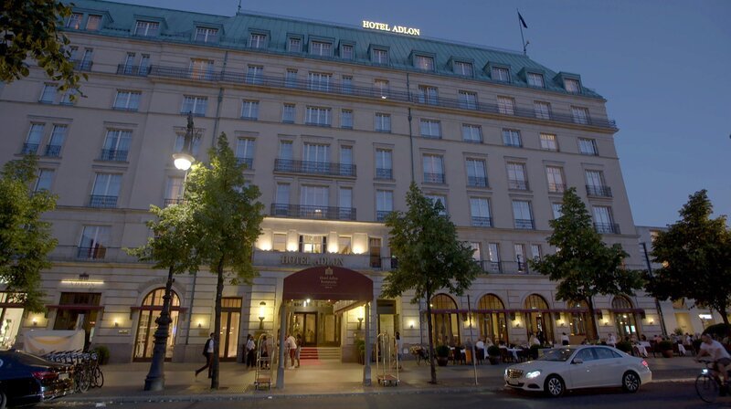 „Hotel-Legenden“ erzählt von Grandhotels als Orten mit Geschichte. Seit über 100 Jahren zählt „das Adlon“ zu den berühmtesten Hotels Deutschlands. Hier, im Schatten des Brandenburger Tores, logiert alles, was Rang und Namen hat. Das Hotel spiegelt die deutsche Geschichte. – Das Adlon bei Abendstimmung – Bild: rbb/​Lona Media