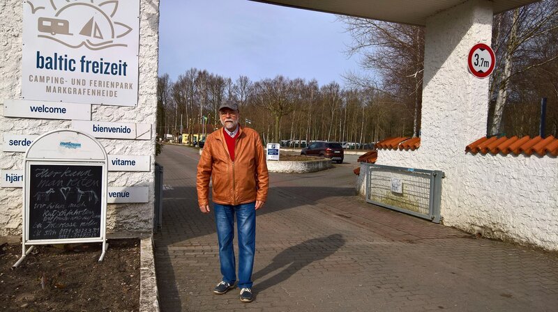 Peter Camps leitete in den 70er Jahren den Zeltplatz in Markgrafenheide. In den Sommermonaten musste er bis zu 4000 Camper betreuen. – Bild: MDR/​Bodo Strecke