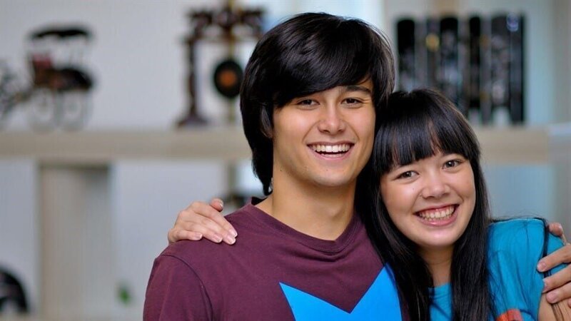 Jackie (Charlotte Nicdao) muss ihren Bruder Josh (Takaya Honda) bei dem Chatroom-Problem um Hilfe bitten. – Bild: NDR/​Southern Star