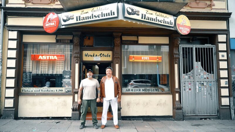 Das Bild zeigt „Zum Goldenen Handschuh“, eine legendäre Kneipe im Hamburger Stadtteil St. Pauli, die für ihre Verbindung zu einem der berüchtigtsten Serienmörder Deutschlands bekannt ist.  – Bild: Spiegel Geschichte