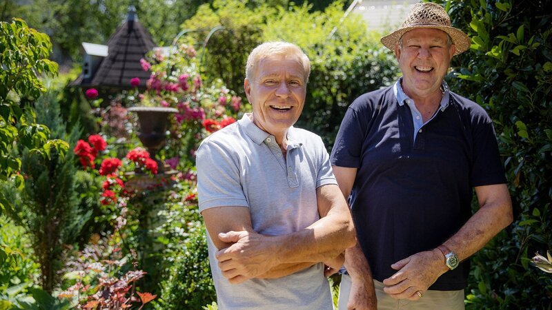 Dieter Frank und Patrick O’Leary im Jura-Garten in Courchavon JU. – Bild: SRF