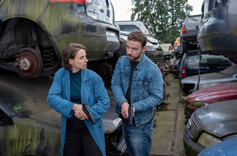 Ein Duo, das sich aufeinander verlassen kann: Nina Weiss (Julia E. Lenska, l.) und Gregor Michalski (Jonas Minthe, r.). – Bild: ORF/​ONE GATE/​ARD/​Thorsten Jander