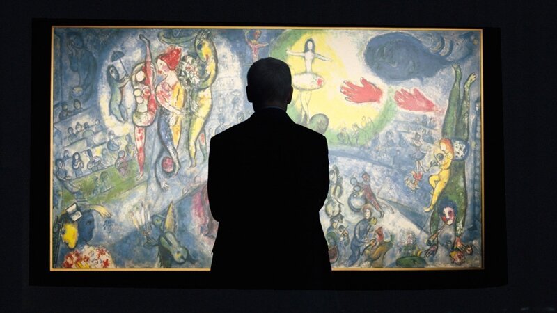 Dmitry Rybolovlev vor Marc Chagalls „Le Grand Cirque“ (nachgestellte Szene mit einem Schauspieler) – Bild: SRF/​Tgas Aps – The Oligarch and the Art Dealer