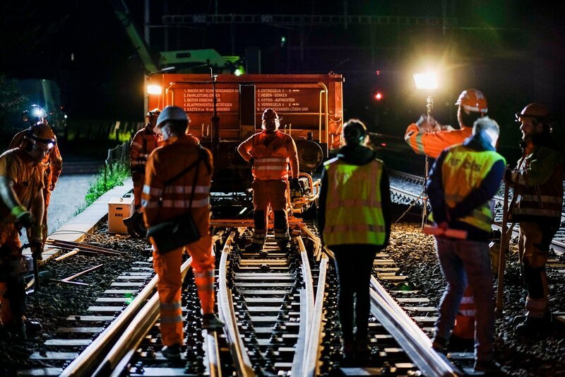 Auf einem gesperrten Geleise in Frutigen wurden in zwei Nächten drei Locations aufgebaut. – Bild: CHRISTIAN MATHIS /​ SRF /​ Balz Auf der Maur
