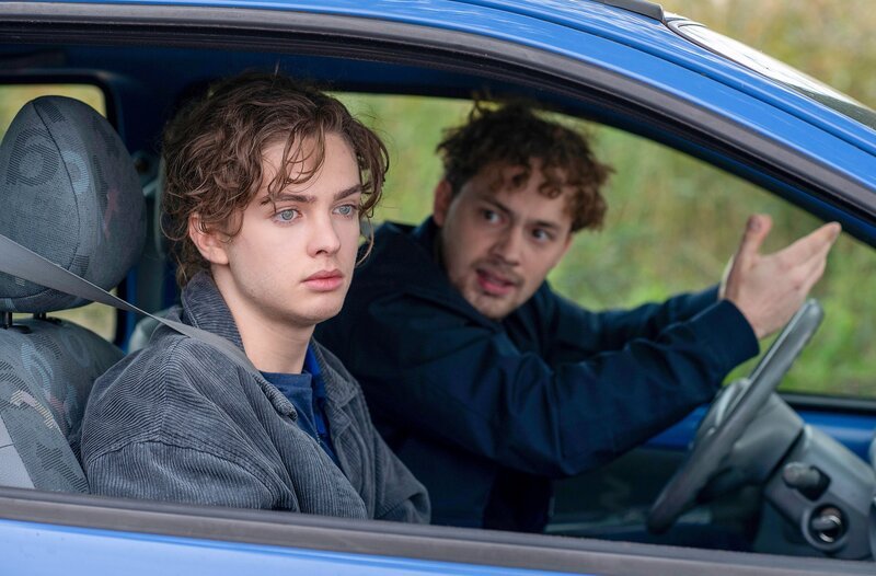 Weil er sich von seiner Mutter und seinem Stiefvater nicht ernst genommen fühlt, will David (Manuel Santos, l.) mit André (Anselm Ferdinand Bresgott, r.) ein neues Leben beginnen. Doch er zweifelt, ob es richtig ist, mit André durchzubrennen. – Bild: ORF/​ONE GATE/​ARD/​Thorsten Jander