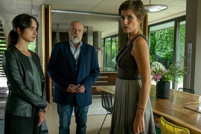 Richard Voss (Jan-Gregor Kremp, M.) und Annabell Lorenz (Stephanie Stumph, l.) haben eine furchtbare Nachricht für Elisabeth Holm (Julia Bremermann,r.): ihr Mann wurde ermordet. – Bild: Erika Hauri /​ ZDF