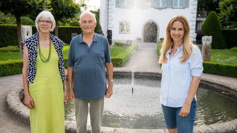 Hinter den Hecken Märchenschloss-Garten in Berg SG Staffel 5 Folge 4 Agnes Bosshart und Dölf Röösli mit Moderatorin Nicole Berchtold – Bild: SRF