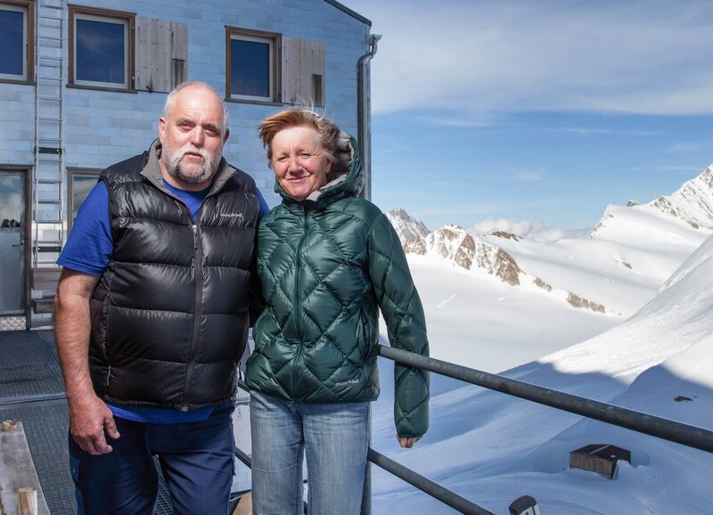Christian Almer und Heidi König vor der „Mönchshütte, VS“ – Bild: SRF