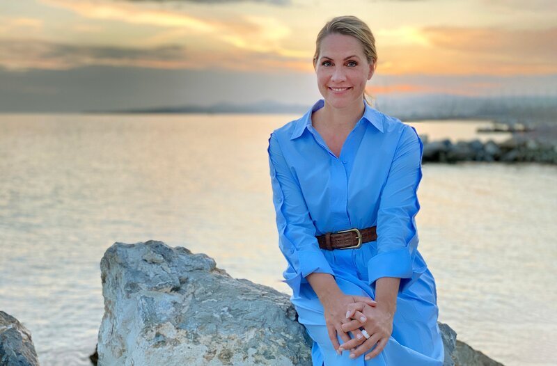 Auf Chalkidiki findet Judith Rakers neben endlose Sandstrände auch verträumte Buchten und türkisblaue Lagunen. – Bild: WDR/​Bavaria Entertainment
