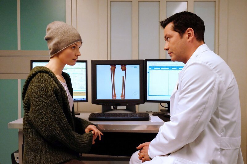 Dr. Philipp Brentano (Thomas Koch) sagt Luka Ostberger (Nathalie Thiede), dass es neben der Amputation ihres Unterschenkels eine weitere erfolgversprechende OP-Methode gibt. Er ist sich sicher, dass Luka diese Option dankbar annehmen wird. Doch da soll er sich getäuscht haben. – Bild: MDR/​Saxonia Media/​Kiss