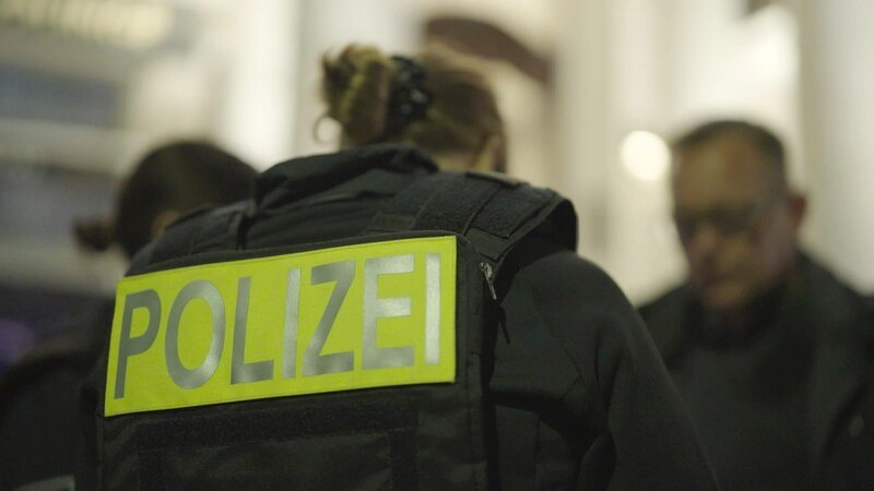 Polizistin im Einsatz: sogenannte kriminelle Clans breiten sich aus. – Bild: 3sat