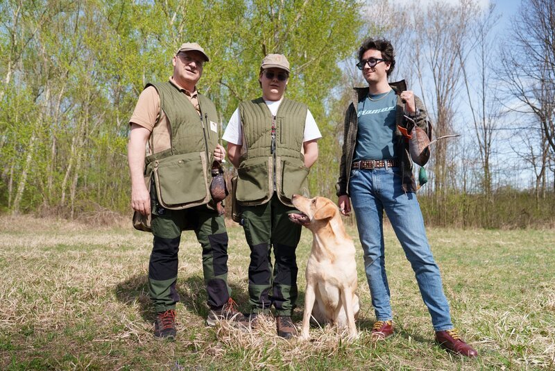Kursleiter Lukas (l.) mit seinen Schützlingen und Rocco (r.) beim Jagdhundetraining. – Bild: ORF/​Neulandfilm