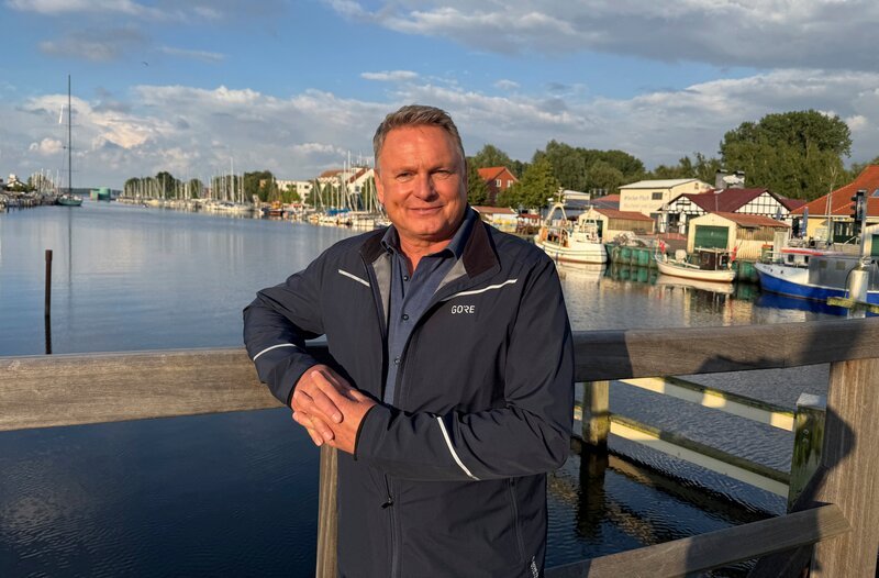 Axel Bulthaupt unterwegs auf dem Darß /​ Wieck – Bild: MDR/​Bigalke