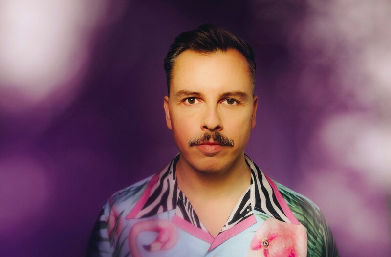 MDR FERNSEHEN PURPLE DISCO MACHINE – FROM DRESDEN TO THE WORLD, am Donnerstag (28.03.24) um 23:00 Uhr. Purple Disco Machine ist einer der weltweit erfolgreichsten DJ’s und Produzenten – ein Star der Electronic dance music. Ob Ibiza oder Coachella Festival, Mexiko City, Austin, Hongkong oder New York, wo er angekündigt ist, füllt er Arenen. Bekannt wurde der Dresdener mit Remixes für andere Stars : Sir Elton John, Lady Gaga, Dua Lipa, Fatboy Slim, Gorillaz, Jamiroquai oder Diplo. Doch mit eigenen Hits wie „Hypnotized“, „Dopamin“, oder „Fireworks“ hat er inzwischen bei Spotify mit einer Milliarde Streams mehr als Rammstein und Helene Fischer zusammen. Nur wenn er nach Hause kommt, bleibt er anonym. Dann ist er Tino Piontek, 42 Jahre alt, verheiratet und Vater, ein nahezu ganz normaler Dresdener. Wer dieser Mann ist und wie er so erfolgreich wurde, was seine Heimat Dresden, Phil Collins und seine Oma damit zu tun haben, davon erzählt dieser Film. Purple Disco Machine (Tino Piontek) – Bild: MDR/Fiona Garden MDR FERNSEHEN PURPLE DISCO MACHINE – FROM DRESDEN TO THE WORLD, am Donnerstag (28.03.24) um 23:00 Uhr. Purple Disco Machine ist einer der weltweit erfolgreichsten DJ’s und Produzenten – ein Star der Electronic dance music. Ob Ibiza oder Coachella Festival, Mexiko City, Austin, Hongkong oder New York, wo er angekündigt ist, füllt er Arenen. Bekannt wurde der Dresdener mit Remixes für andere Stars : Sir Elton John, Lady Gaga, Dua Lipa, Fatboy Slim, Gorillaz, Jamiroquai oder Diplo. Doch mit eigenen Hits wie „Hypnotized“, „Dopamin“, oder „Fireworks“ hat er inzwischen bei Spotify mit einer Milliarde Streams mehr als Rammstein und Helene Fischer zusammen. Nur wenn er nach Hause kommt, bleibt er anonym. Dann ist er Tino Piontek, 42 Jahre alt, verheiratet und Vater, ein nahezu ganz normaler Dresdener. Wer dieser Mann ist und wie er so erfolgreich wurde, was seine Heimat Dresden, Phil Collins und seine Oma damit zu tun haben, davon erzählt dieser Film. Purple Disco Machine (Tino Piontek) – Bild: MDR/Fiona Garden