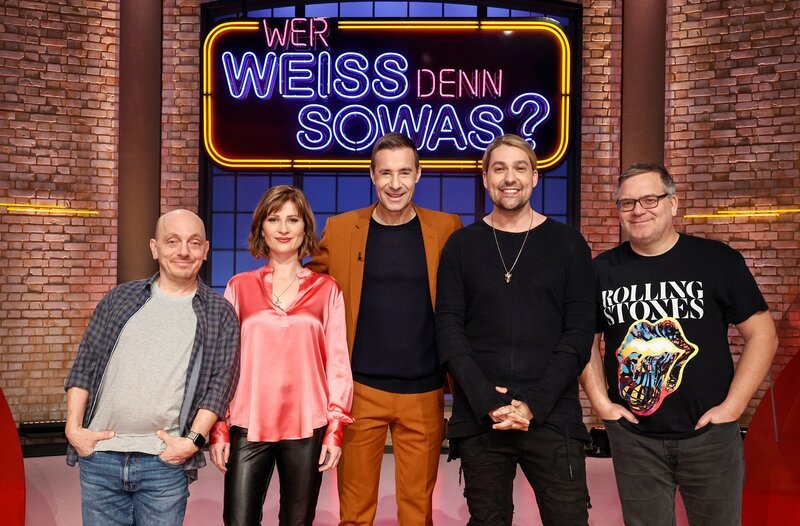 Moderator Kai Pflaume (M.) und seine Rateteam-Kapitäne Bernhard Hoëcker (l.) und Elton (r.) begrüßen in dieser Sendung die Violinistin Lisa Batiashvili (2.v.l.) und den Geiger David Garrett (2.v.r.). – Bild: ARD/​Morris Mac Matzen