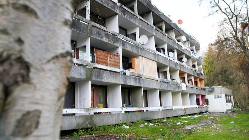 Das Bild zeigt die Wohnanlage am Hagenweg 20 in Göttingen. Sie ist lokal und landesweit als „Problemimmobilie“ oder sozialer Brennpunkt bekannt. – Bild: SPIEGEL TV