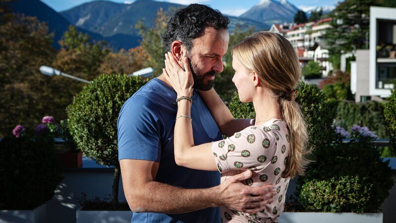 Ein Sommer in Südtirol Verliebtes Paar: Sami Loris als Marco Antonelli, Maike Jüttendonk als Franzi Gasser – Bild: SRF/​ZDF/​Stefan Ditner