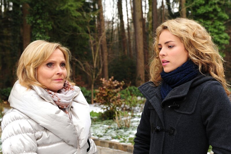 Kristin (Nina Schmieder, r.) gesteht ihrer Tante Nicola (Kerstin Gähte, l.), dass sie ihr Examen vergeigt hat. – Bild: ARD/​Ann Paur