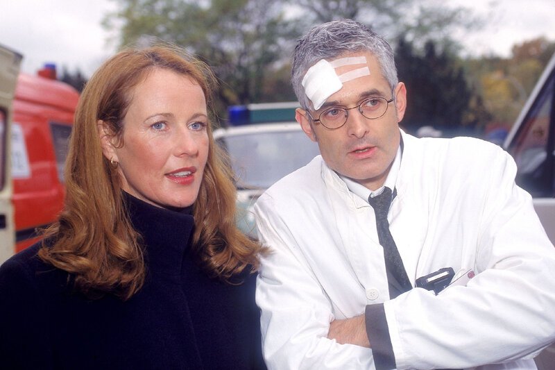 Staatsanwältin Glaser (Britta Schmeling) versucht von Dr. Braun (Norbert Ghafouri) zu erfahren, wie es zu der Katastrophe, die der Freigänger ausgelöst hat, kommen konnte. – Bild: RTL